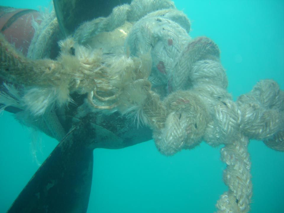 Underwater remove cable ropes from the propeller